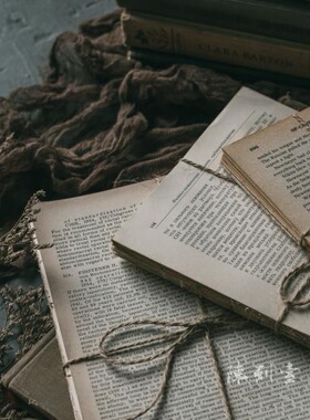 复古摆件发黄英文书页背景装饰旧物背景老旧英文老书页拍照道具