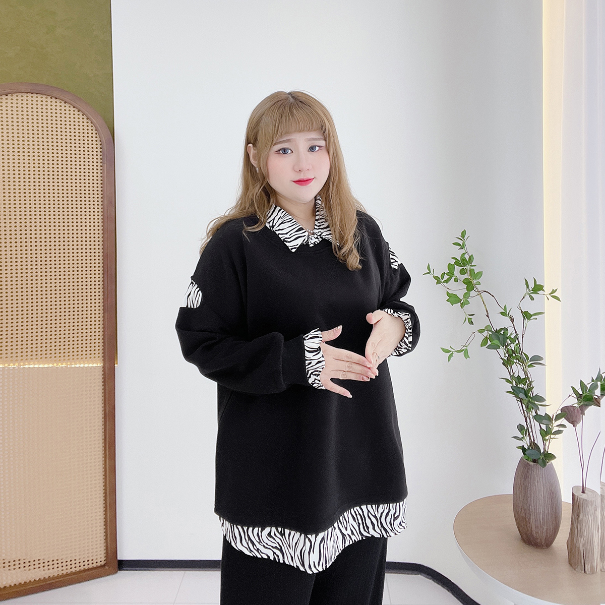 300斤遮肉上衣胖仙女莹莹大码女装胖mm拼接斑马纹加绒假两件卫衣 - 图0