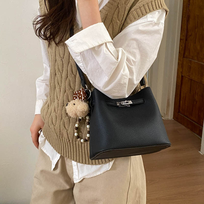 高级感水桶包女手提小拎包2026新款时尚简约百搭日常通勤斜挎包,淘宝优惠券,粉丝福利购,淘宝优惠卷