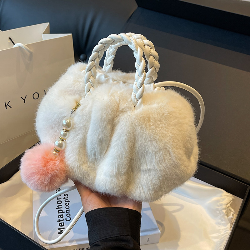 毛绒绒包包女春夏百搭2025新款小众设计斜挎包爆款手提褶皱毛毛包,淘宝优惠券,粉丝福利购,淘宝优惠卷