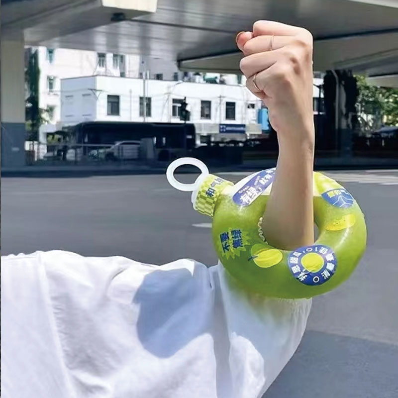 新品创意圈圈瓶500mlpet杯子饮料瓶带手提绳甜甜圈瓶子手环瓶网红,淘宝优惠券,粉丝福利购,淘宝优惠卷