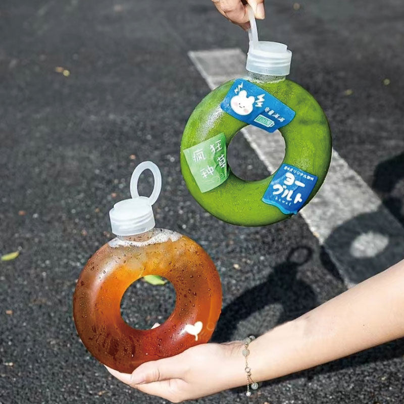 新品创意圈圈瓶500mlpet杯子饮料瓶带手提绳甜甜圈瓶子手环瓶网红,淘宝优惠券,粉丝福利购,淘宝优惠卷