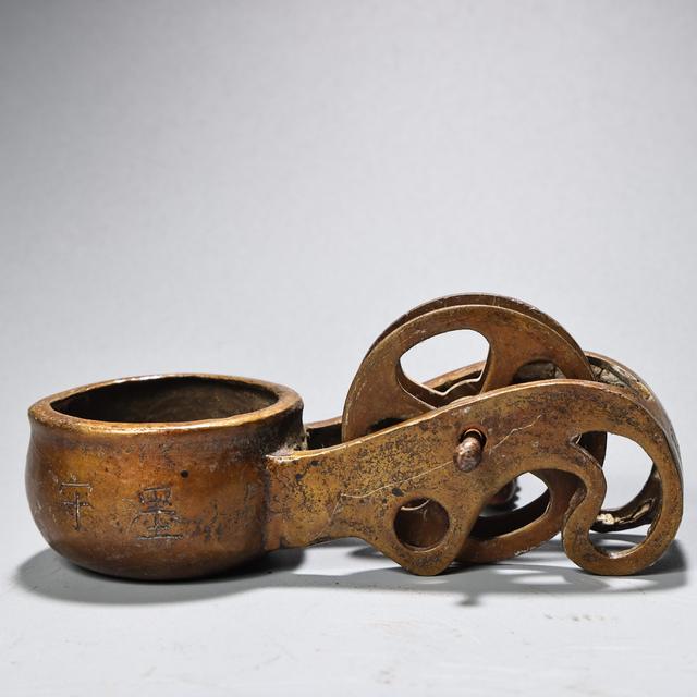 Antique copperware, brass ink fountain, old-fashioned scribing equipment, ancient woodworking supplies, decorative crafts, collectibles, ornaments