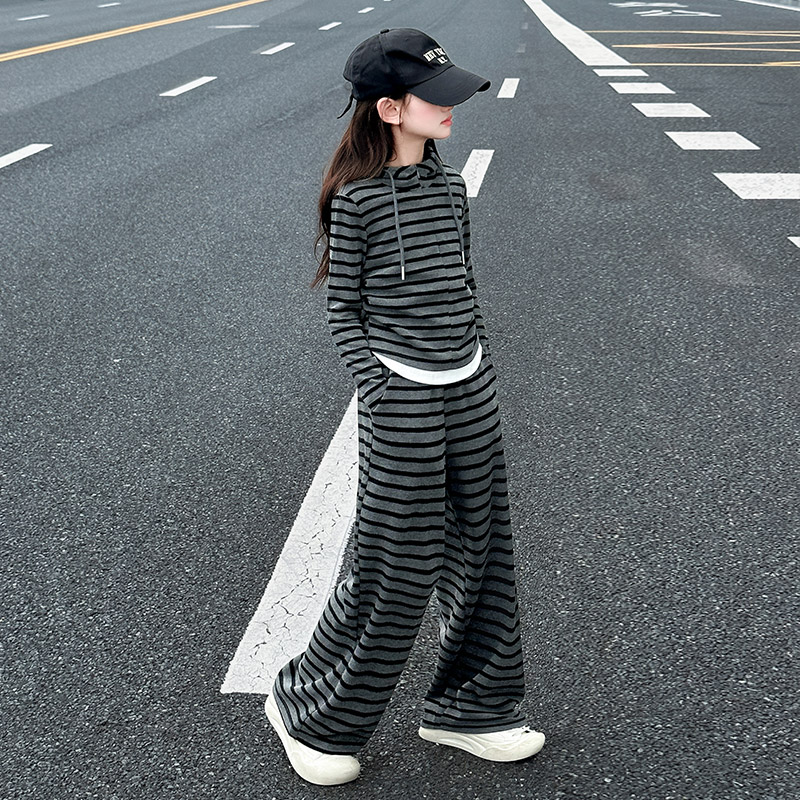 女童春秋装套装2025新款洋气条纹假两件连帽卫衣女孩阔腿裤两件套