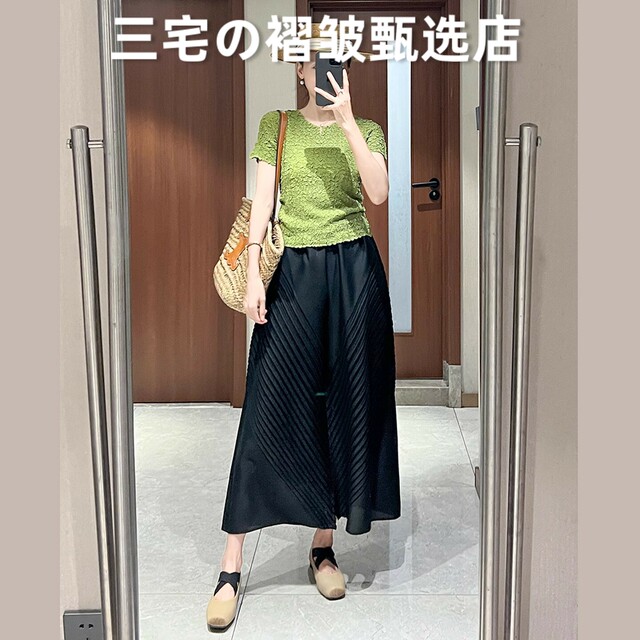 ແບບ Miyake pleated ຊຸດສອງສິ້ນສໍາລັບແມ່ຍິງ