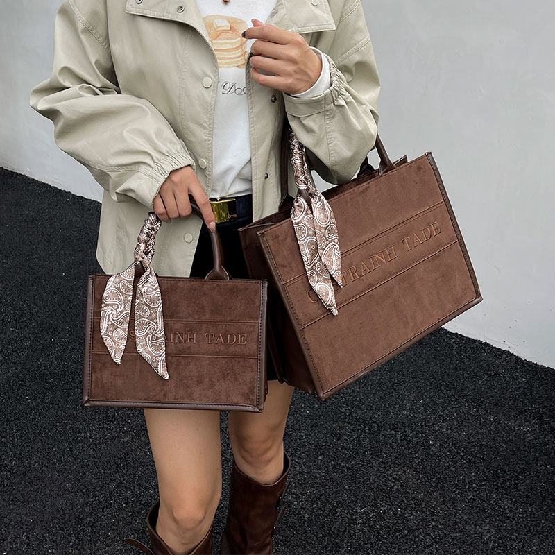 复古麂皮绒托特包女2025新款小众刺绣手提婚包高级感大容量通勤包,淘宝优惠券,粉丝福利购,淘宝优惠卷