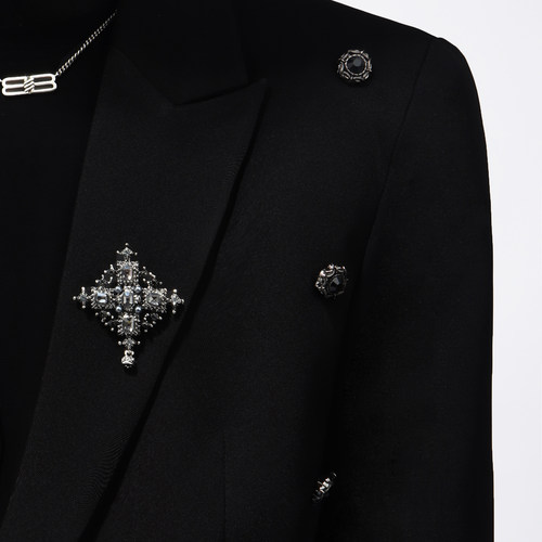 Black clothes小众胸针设计短款休闲西服垫肩百搭气质多纽扣西装 - 图0