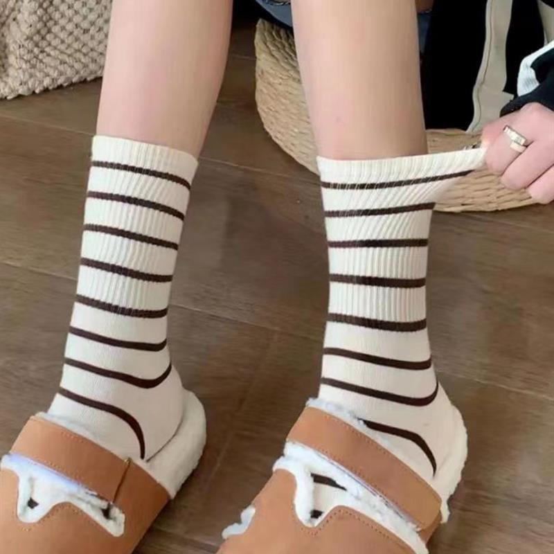 条纹袜子女秋冬中筒袜咖色日系运动袜韩版长筒袜百搭学院风黑色袜 - 图1