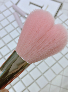 原宿爱心形粉嫩软毛pp桃心腮红刷
