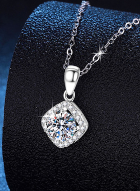 S925银镀18K金PT950铂金镶1克拉D色莫桑石吊坠简约方包莫桑钻项链