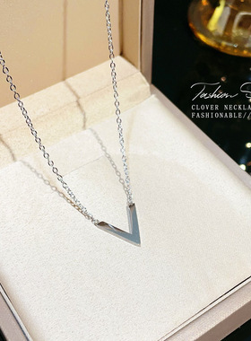 轻奢几何V字母钛钢项链女小众锁骨链字母吊坠颈链网红配饰品