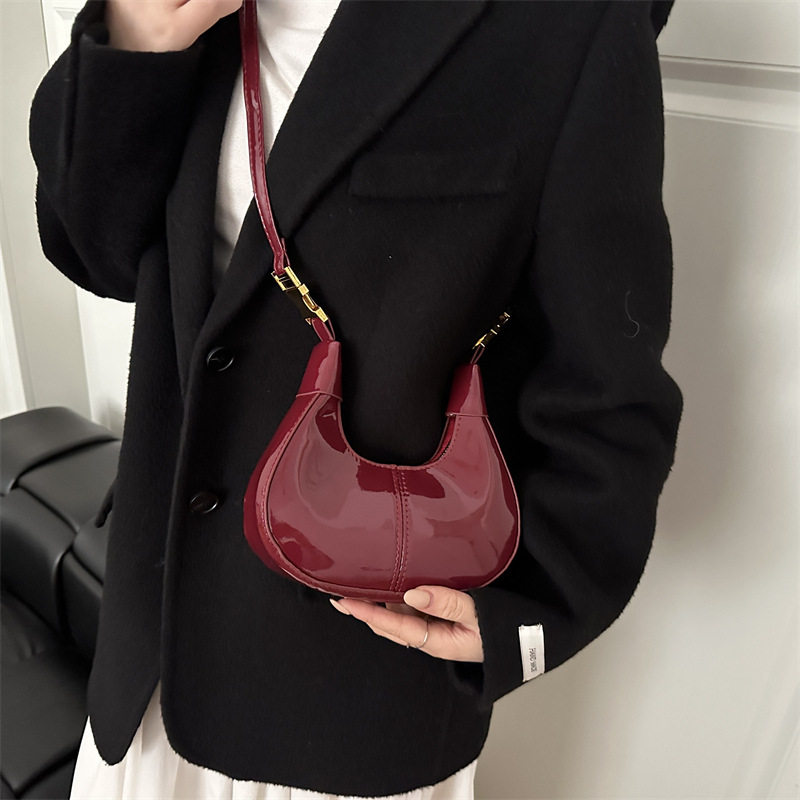 时尚潮流韩系小众单肩月牙包女2026春季新款质感简约纯色斜挎包,淘宝优惠券,粉丝福利购,淘宝优惠卷