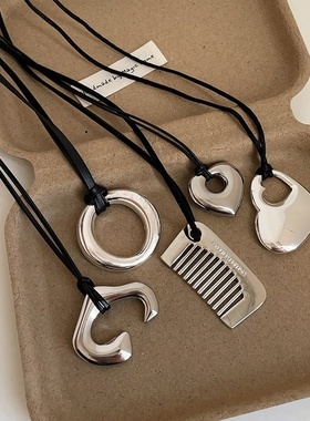 小众爱心梳子抽拉黑绳项链