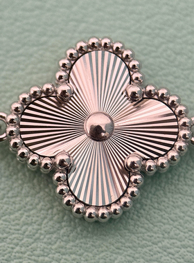 18k镭射五花四叶草项链女圣诞款莫桑钻吊坠锁骨链高级感轻奢小众