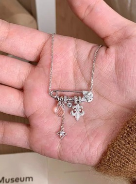 银色拉丝鸢尾花别针吊坠项链