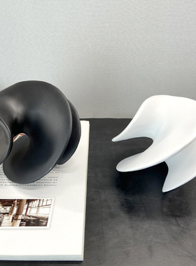 现代简约白色异形旋转扭曲陀螺摆件摆设样板房售楼处书房软装饰品