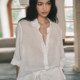 ເສື້ອ linen ສີຂາວ, ສິ້ນ knotted ແລະສັ້ນ