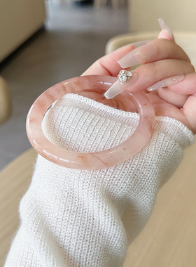 纯天然桃花酿粉色圆条手镯真玉