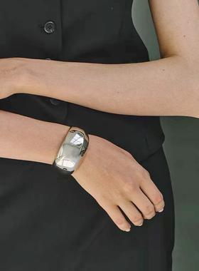 张悦儿同款宽版弧形亮面开口手镯