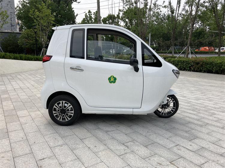 残疾人三轮摩托车 全封闭助残机动轮椅车 燃油三轮载客摩托残疾车