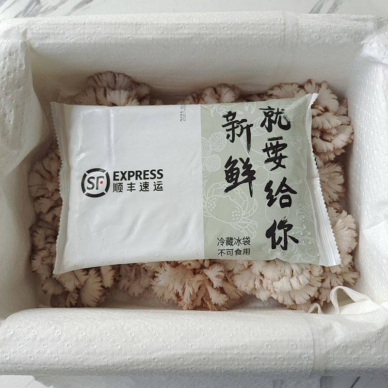 White ginseng, fresh Yunnan seasonal mushrooms and vegetables