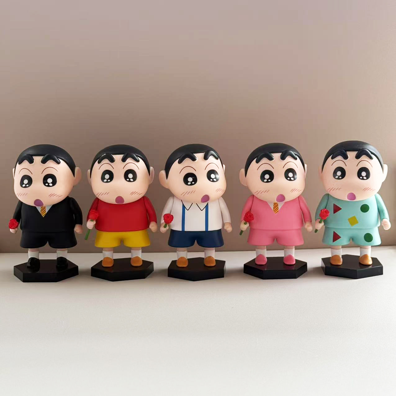 蜡笔小新拿玫瑰花一套摆件手办公仔电视柜玄关装饰新家圣诞节礼物 - 图0