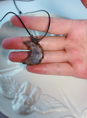 沉香木月亮吊坠皮绳项链古风女