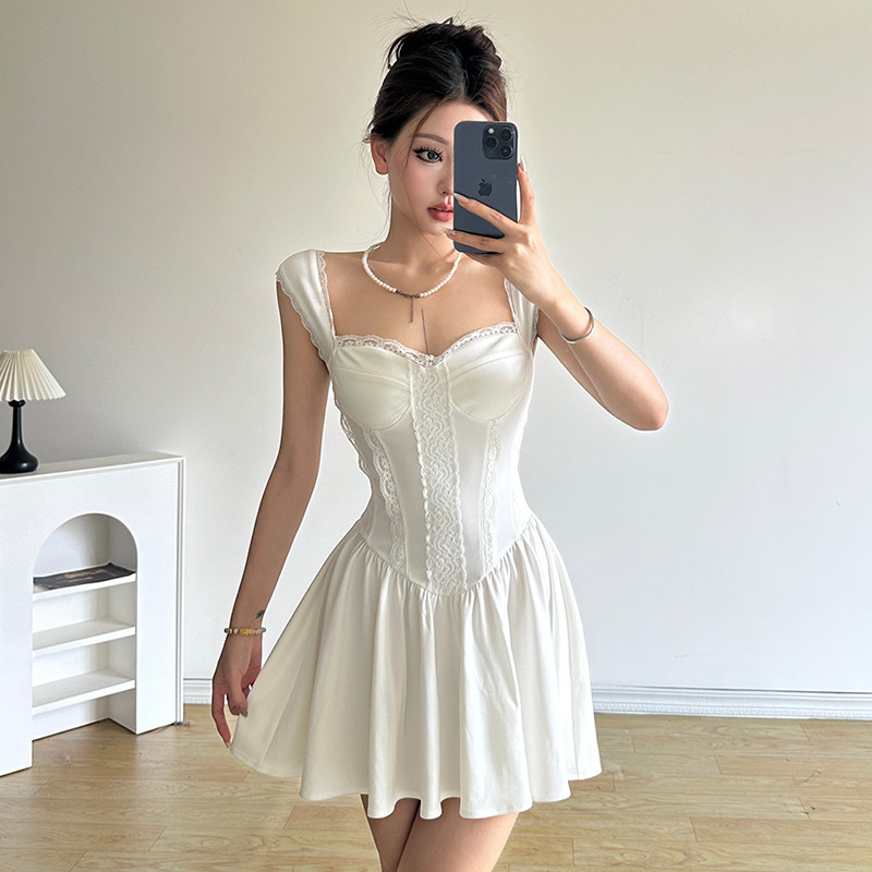 Amyway纯欲复古小白花蕾丝花边显胸型吊带裙 鱼骨设计感束腰A字裙,淘宝优惠券,粉丝福利购,淘宝优惠卷