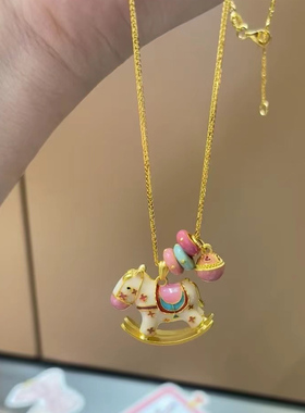 金店同款沙金珐琅彩马卡龙色摇摇小木马仿真吊坠跑环项链锁骨链