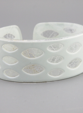 L外贸库存尾货老货白色镂空树脂蕾丝开口手镯孤品