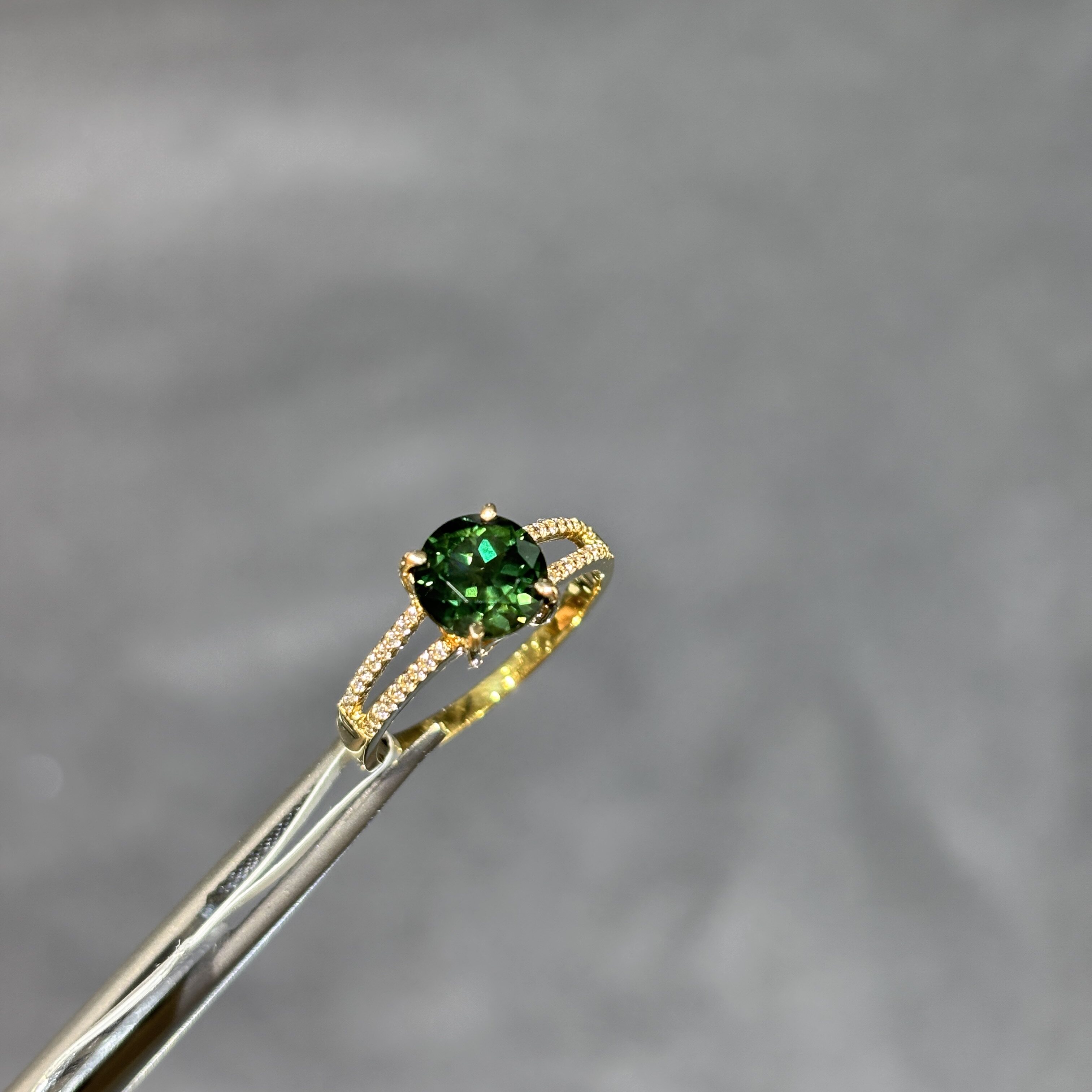 18k gold natural green sapphire ring with zircon