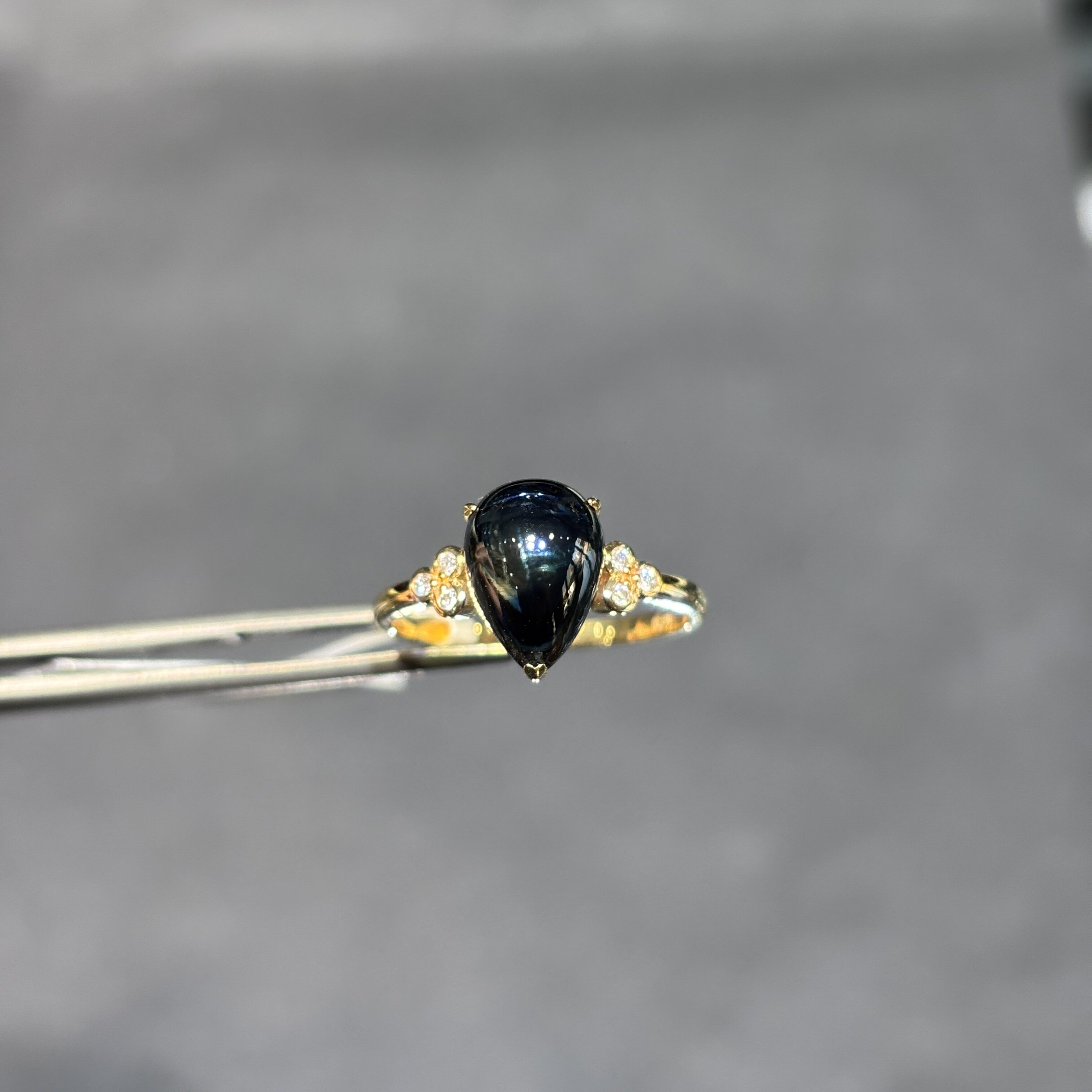18k gold natural pear-shaped sapphire ring