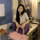 ບ່ອນທີ່ມີຕົ້ນໄມ້ສີສົ້ມຂອງແມ່ຍິງ summer ເສື້ອທີເຊີດແຂນສັ້ນບ່າຂວາ