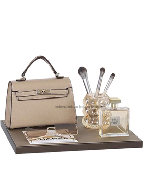 样板房衣帽间衣服包包高跟鞋摆件