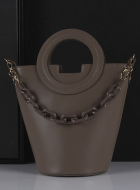 轻奢风样板间妆台化妆品摆件