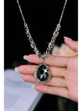 高级感同款水滴锁骨链2026年新款潮女简约百搭铜合金水晶项链长款