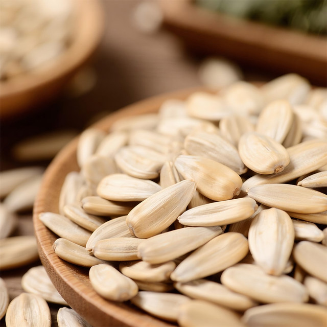 Fresh and crispy stir-fried golden multi-flavored melon seeds