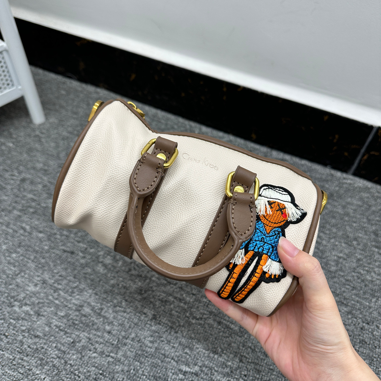 出口西班牙简约小众单肩斜挎包时尚复古卡通刺绣拉链手提波士顿包,淘宝优惠券,粉丝福利购,淘宝优惠卷