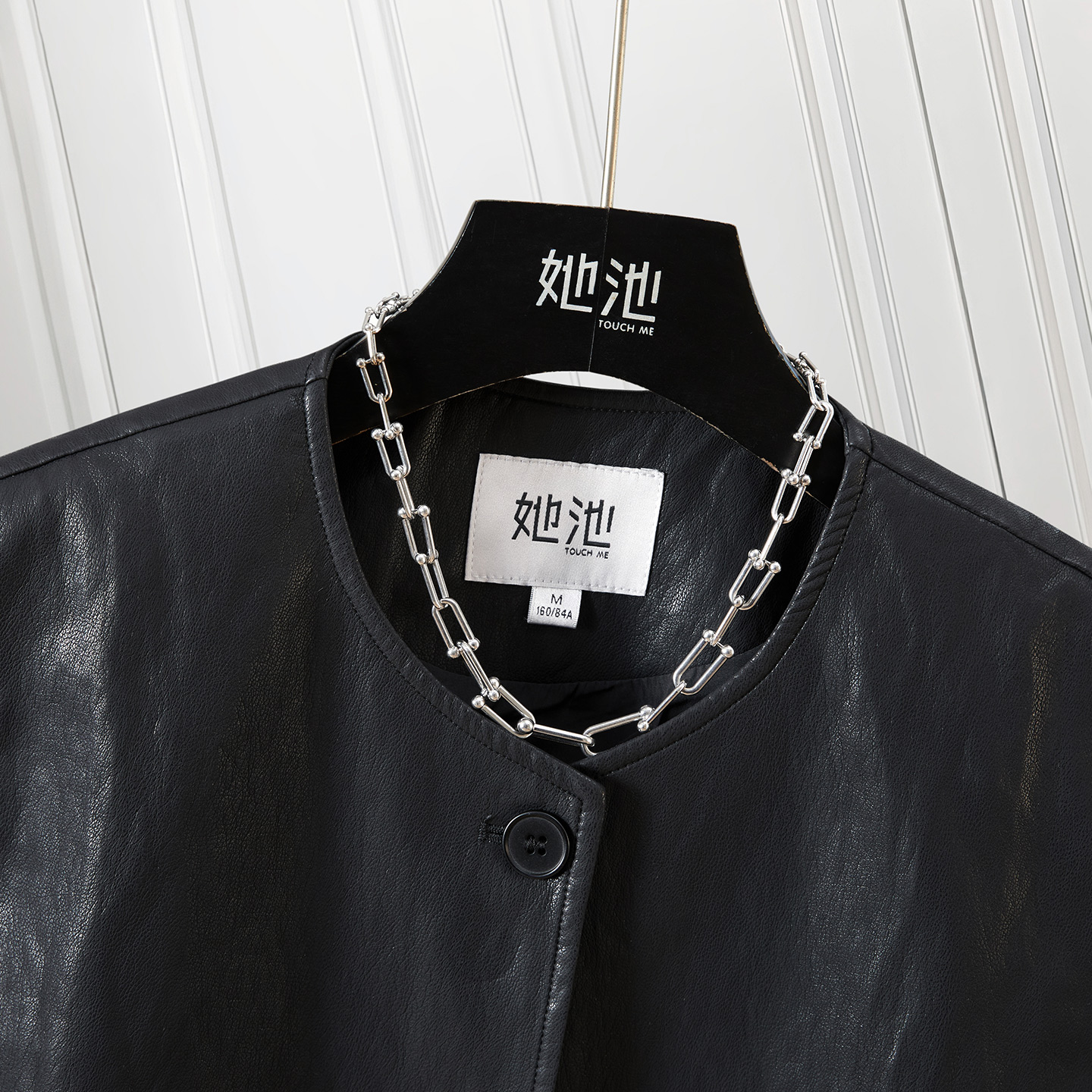 她池PU马夹2025秋装新款女装短款设计感木耳边单排扣圆领叠穿马甲 - 图1