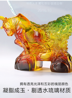Premium Trophy孺子牛树脂握手水晶授权牌奖杯创意公司股市奖牌刻