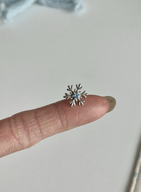 LolaWhite 「雪国情书」999纯银蓝色钻饰小雪花耳钉耳夹温柔清冷