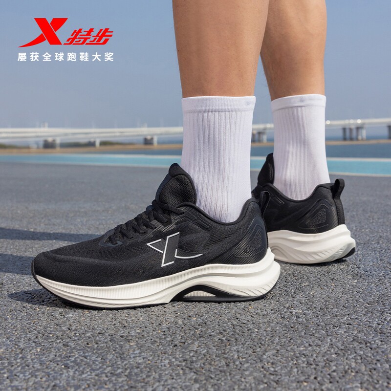 特步黑武士男鞋夏季全黑皮面防水运动鞋男黑色跑步鞋男款休闲鞋子