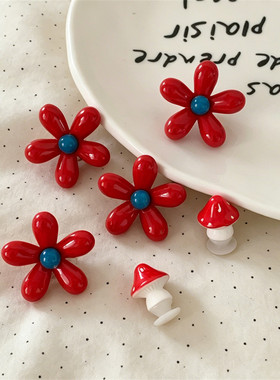 细细条亮面红色花朵蘑菇鞋扣