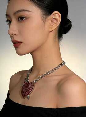 欧美红色镶钻一箭穿心吊坠项链甜酷辣妹朋克风小众设计感锁骨链女