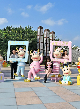 卡通风玻璃钢牛雕塑商场拍照摆件