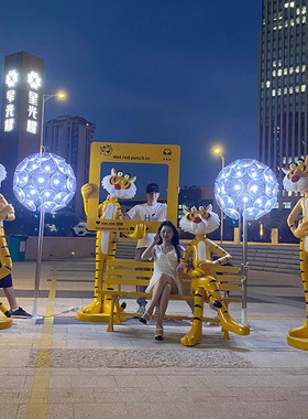 卡通风商场步行街玻璃钢大摆件