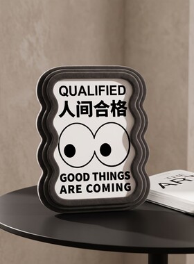 灰色波浪边文字竖式相框客厅