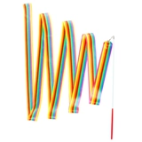 Детские танцоры, бросающие длинные шелковые гимнастики танцевальные ленты