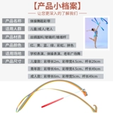 Детские танцоры, бросающие длинные шелковые гимнастики танцевальные ленты