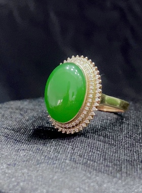 和田碧玉苹果绿蛋面戒指18k金镶嵌款式精致时尚